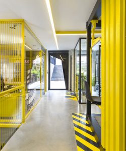 زرد و سیاه در طراحی داخلی دفتر کاری در استانبول - وبسایت استیاژ