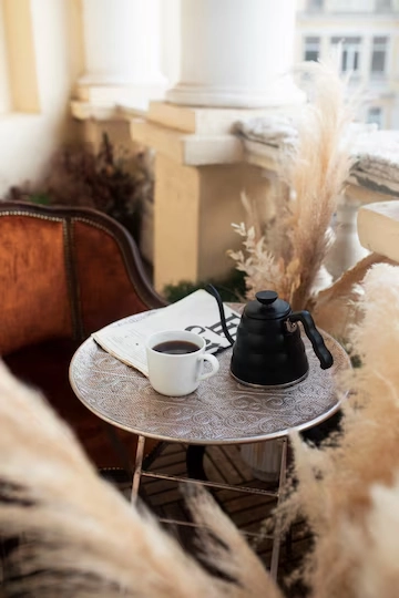 کتری و فنجان چای روی میز پذیرایی با سبک شیک